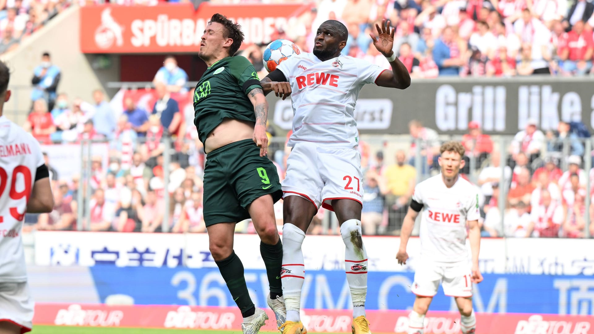 Anthony Modeste im Kopfballduell: Der starke Stürmer ist für den 1. FC Köln enorm wichtig.