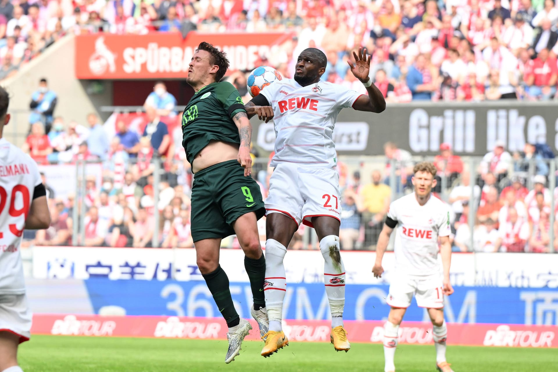 Anthony Modeste im Kopfballduell: Der starke Stürmer ist für den 1. FC Köln enorm wichtig.