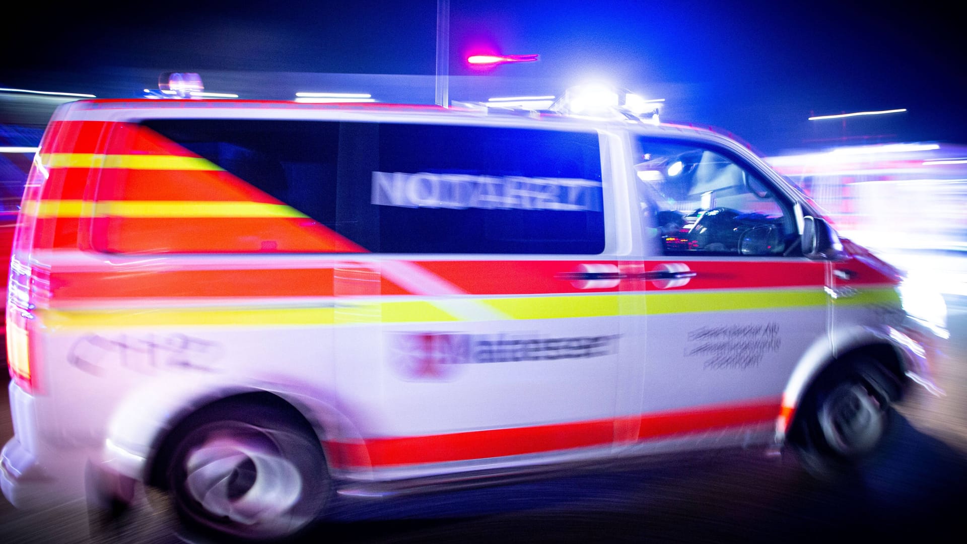 Ein Notarzt auf Einsatzfahrt (Symbolfoto): Schwer verletzt kam das vierjährige Kind in ein Krankenhaus. Ein Notarzt auf Einsatzfahrt (Symbolfoto): Schwer verletzt kam das vierjährige Kind in ein Krankenhaus.