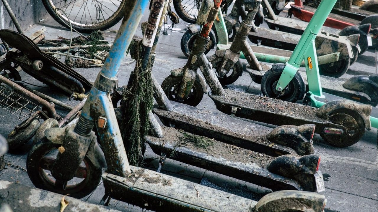 E-Scooter aus dem Rhein: Mehr als 20 Stück hat ein Kölner Verein geborgen - schon wieder.