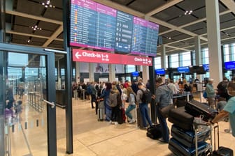 Schlange am BER: Wie bewältigt der Flughafen den Andrang zum Ferienstart.