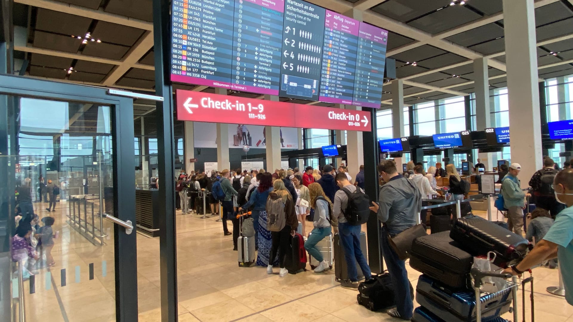 Schlange am BER: Wie bewältigt der Flughafen den Andrang zum Ferienstart.