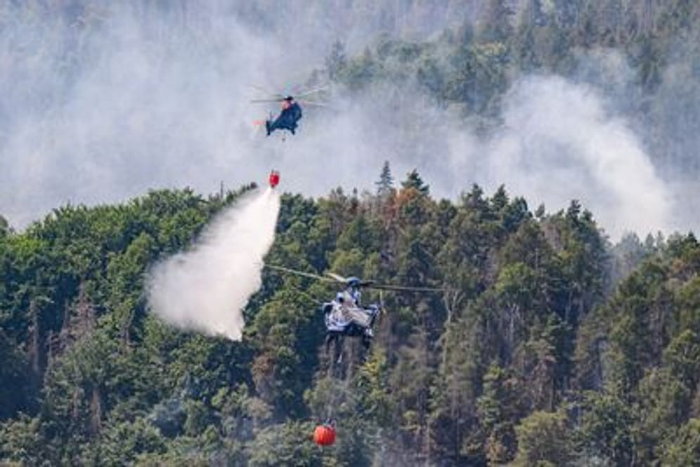 Hubschrauber der Bundespolizei in der Sächsischen Schweiz: In dem Nationalpark Sächsische Schweiz helfen unter anderem Hubschrauber bei der Bekämpfung des Waldbrandes.