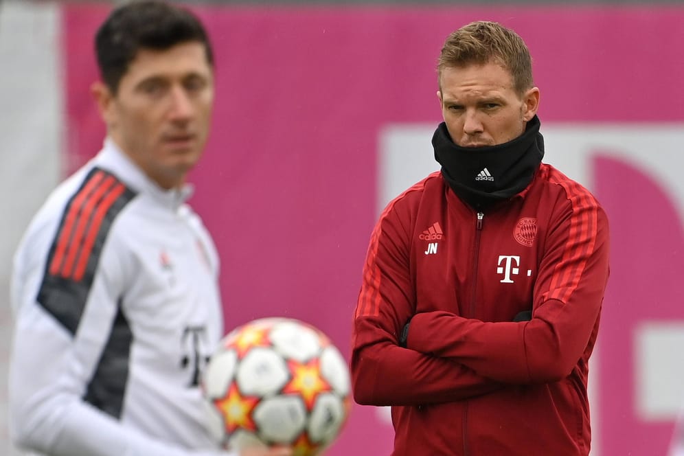 Julian Nagelsmann (r.) muss ohne Robert Lewandowski auskommen: Der Bayern-Trainer steht vor einer großen Herausforderung.