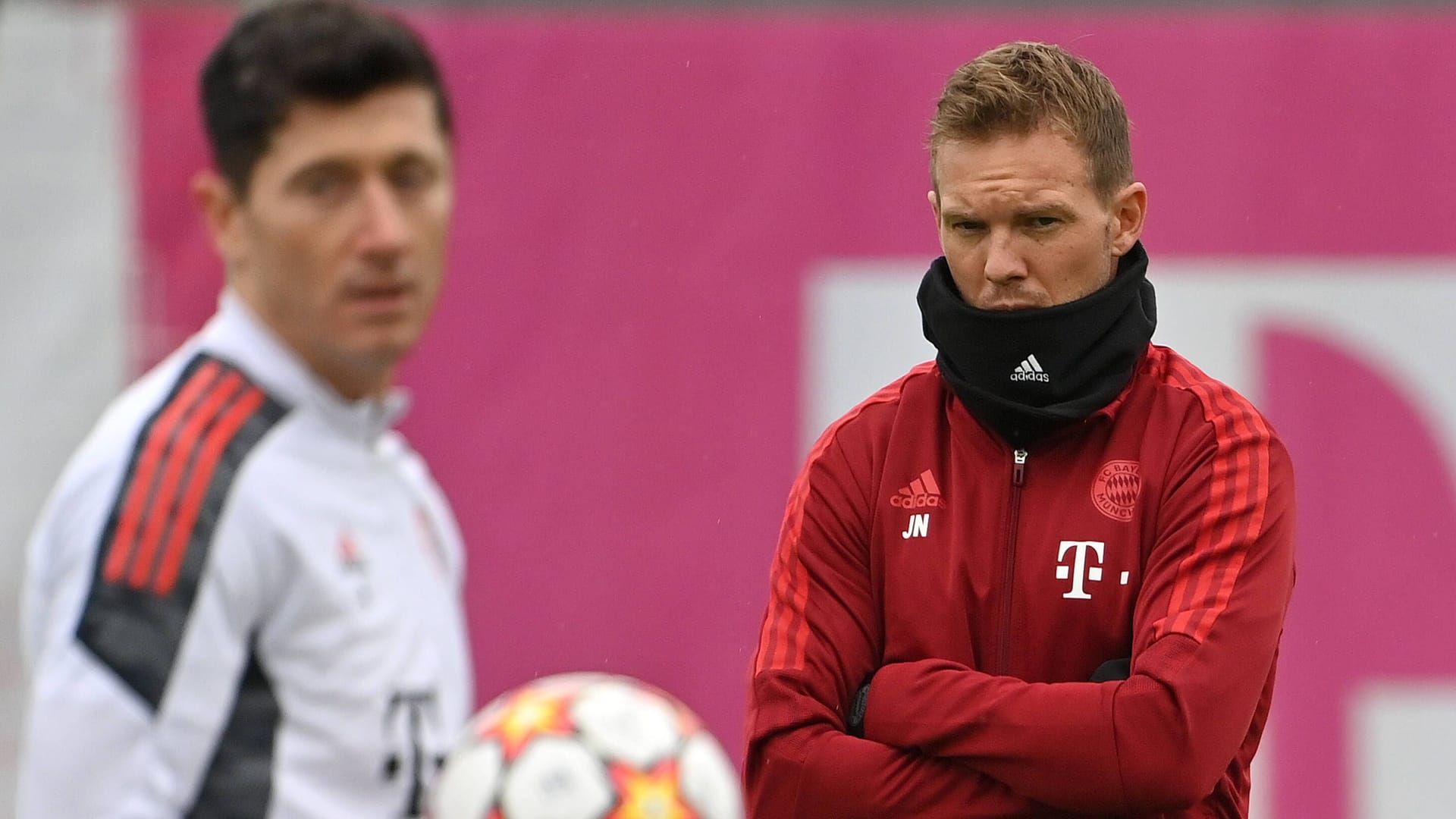 Julian Nagelsmann (r.) muss ohne Robert Lewandowski auskommen: Der Bayern-Trainer steht vor einer großen Herausforderung.