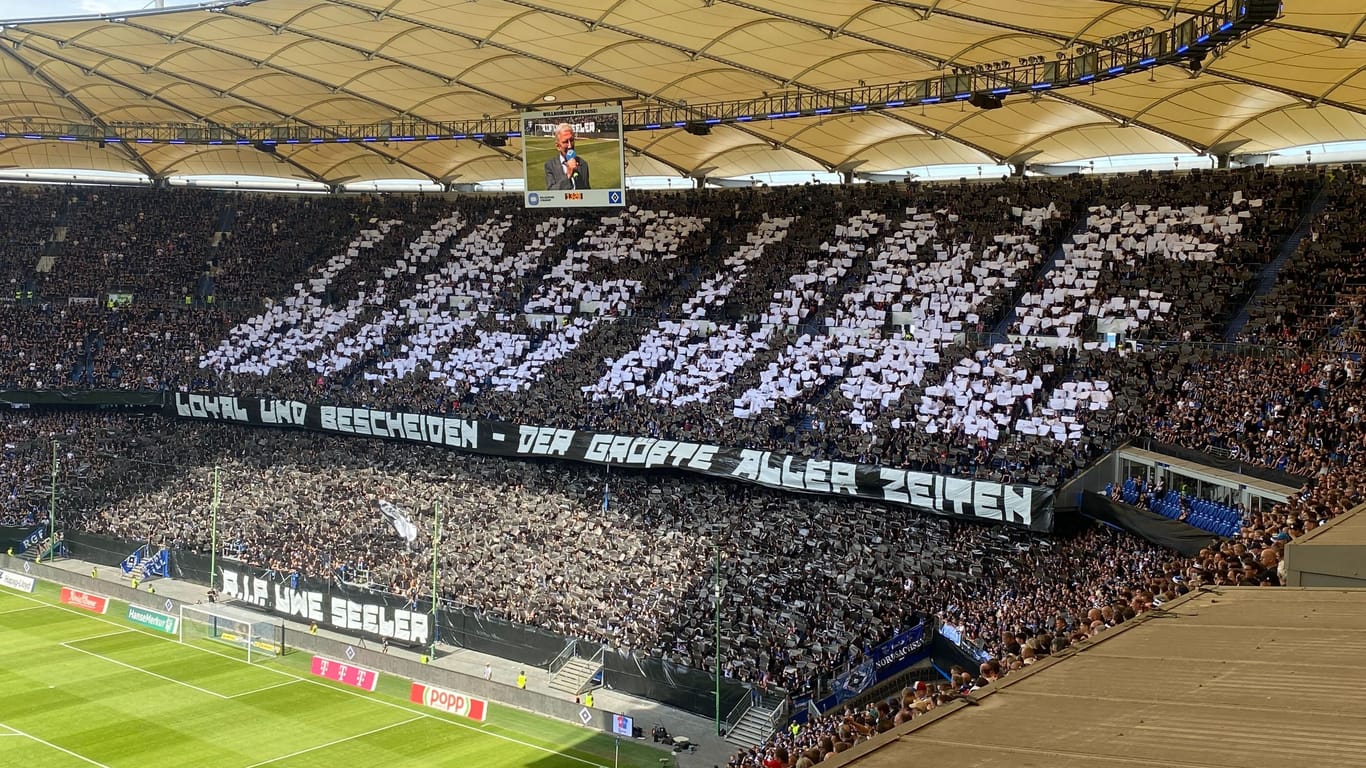 Die Fans zeigen den Schriftzug "UNS UWE" im Gedenken an die verstorbene HSV Legende.