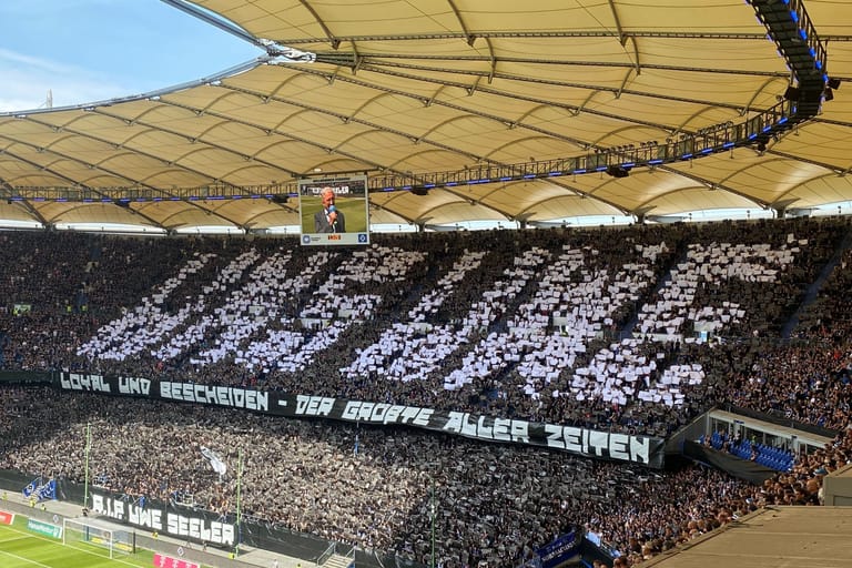 Die Fans zeigen den Schriftzug "UNS UWE" im Gedenken an die verstorbene HSV Legende.