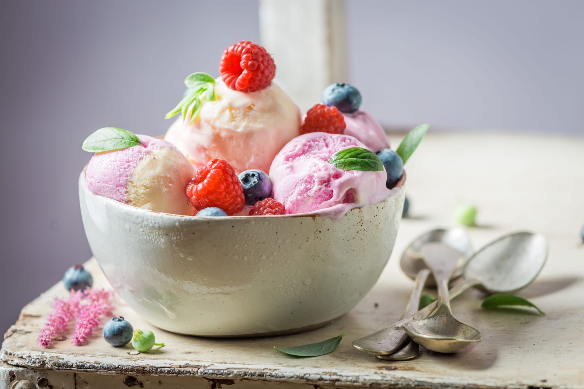 Mit einer Eismaschine gelingen Ihnen die leckersten Eiskreationen auch zu Hause.