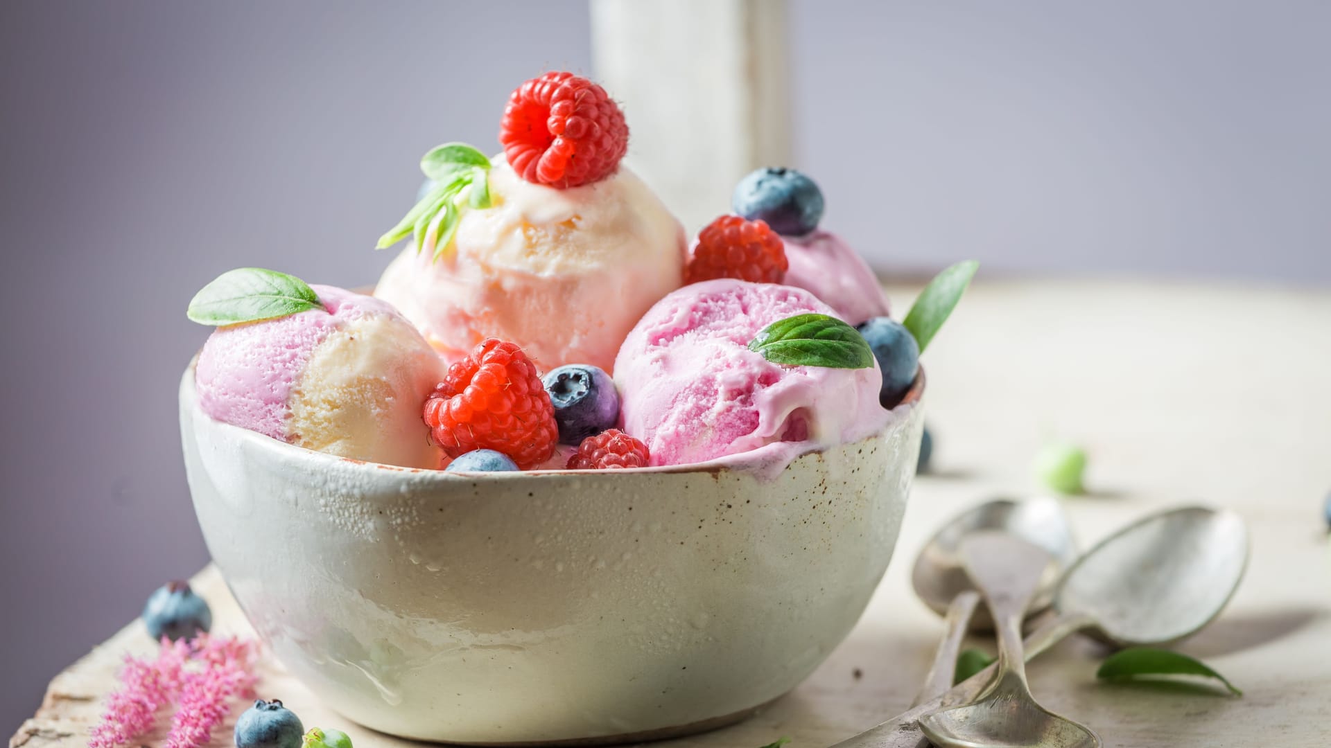 Mit einer Eismaschine gelingen Ihnen die leckersten Eiskreationen auch zu Hause.