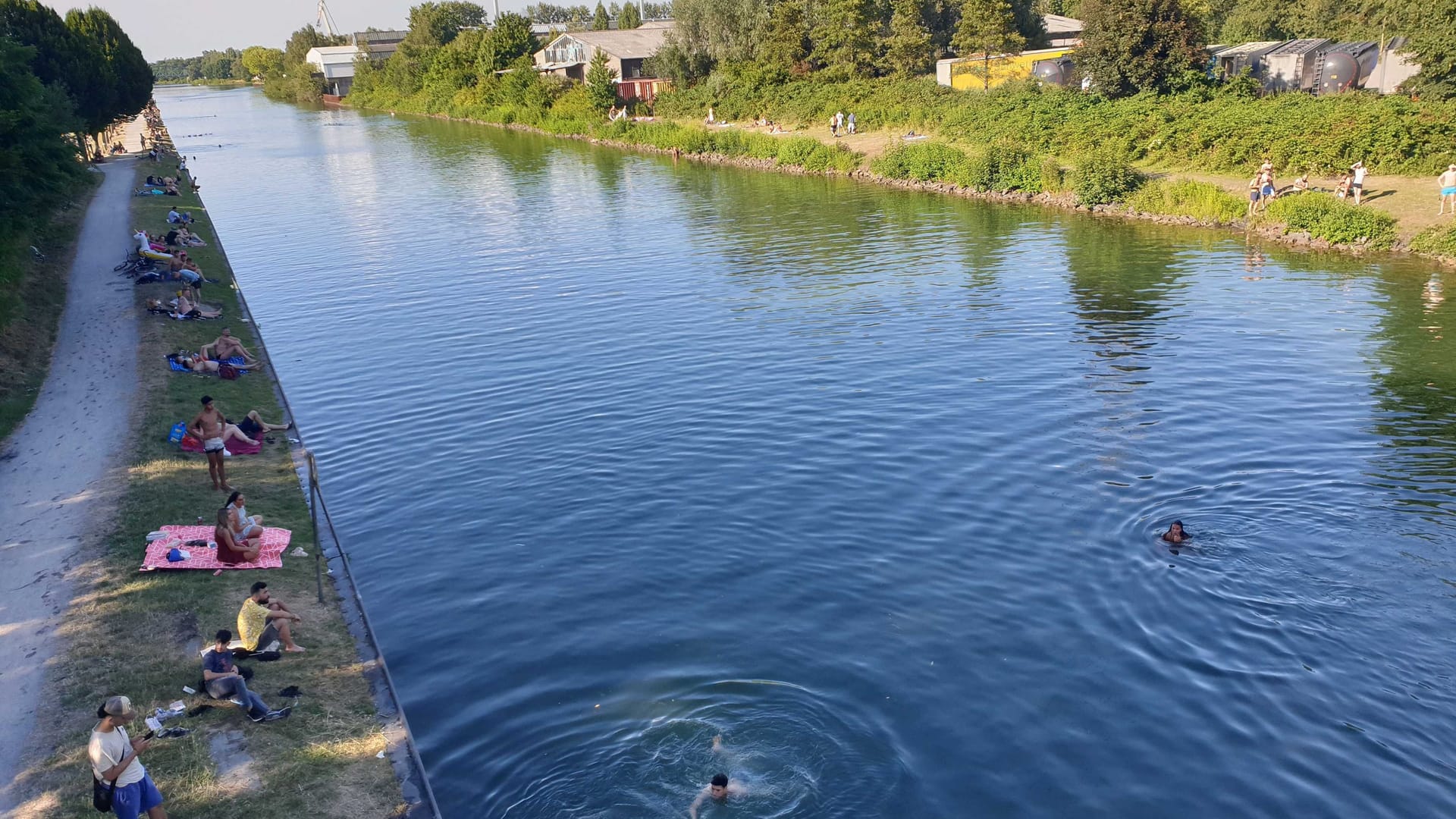 Handtuch an Handtuch: An sonnigen Tagen strömen Hunderte Badelustige an den Kanal.
