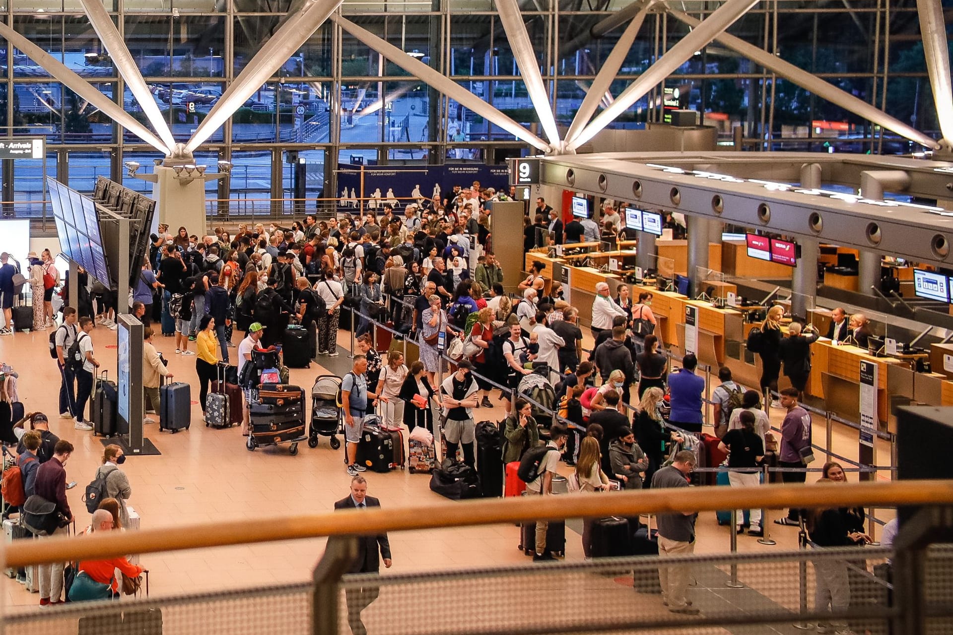 Im Terminal 2 am Flughafen Hamburg bilden sich am frühen Freitagmorgen lange Schlangen.