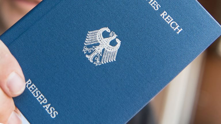 Ein Heft mit dem Aufdruck "Deutsches Reich Reisepass" (Symbolbild): Solche "Ausweispapiere" nutzen "Reichsbürger".