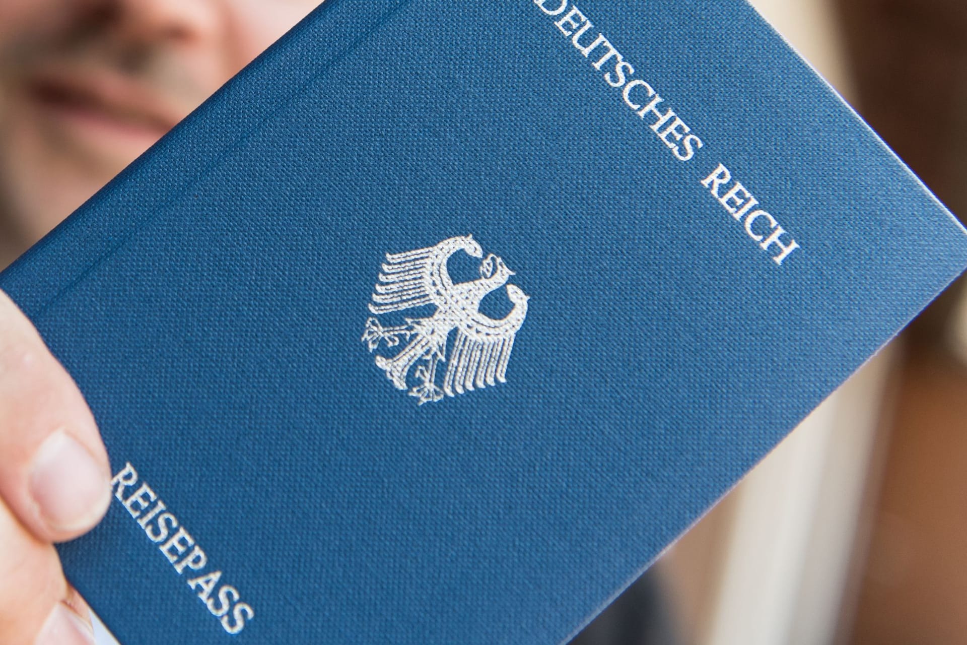 Ein Heft mit dem Aufdruck "Deutsches Reich Reisepass" (Symbolbild): Solche "Ausweispapiere" nutzen "Reichsbürger".