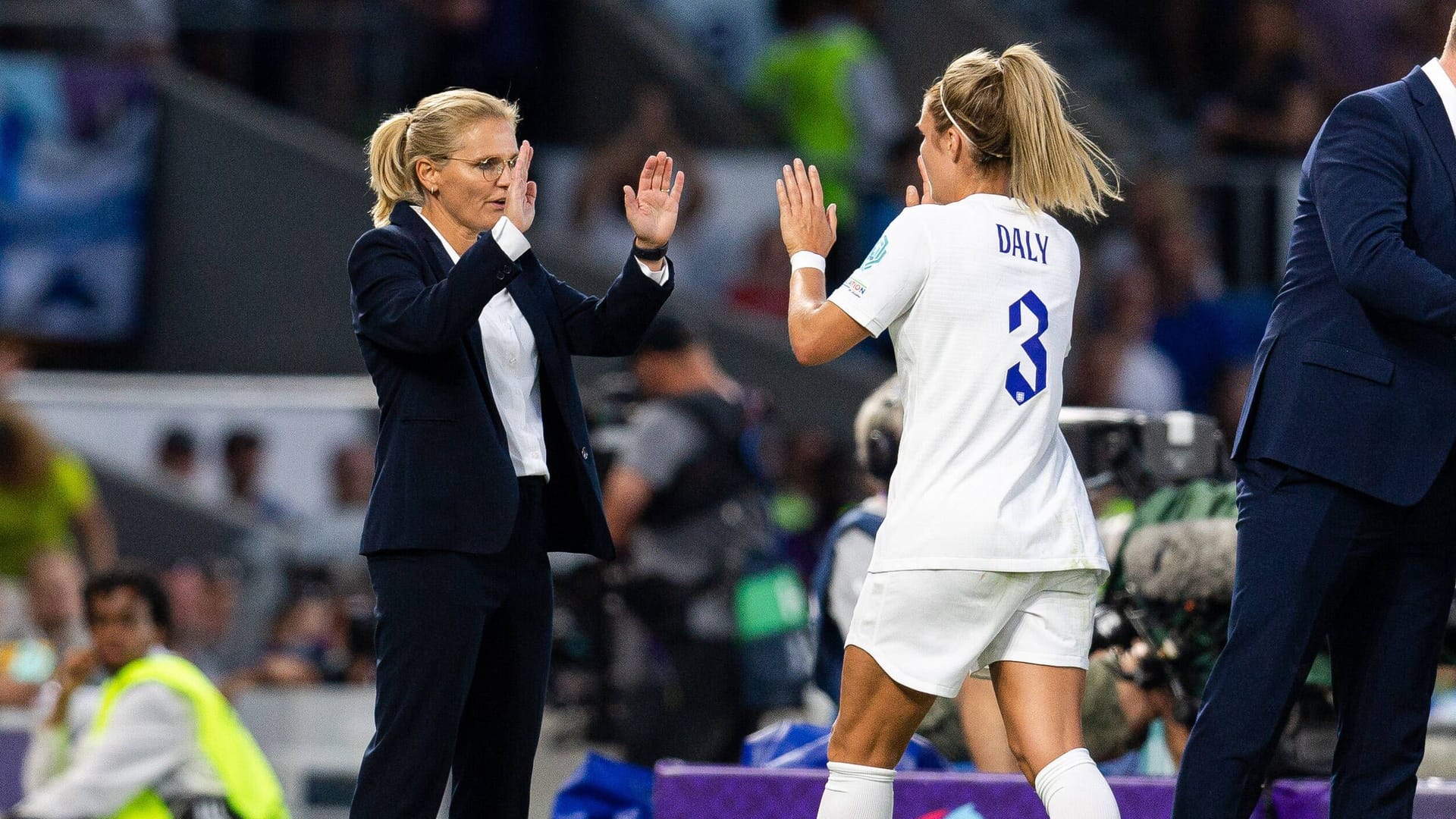 Sarina Wiegman (l.) klatscht mit Rachel Daly ab.