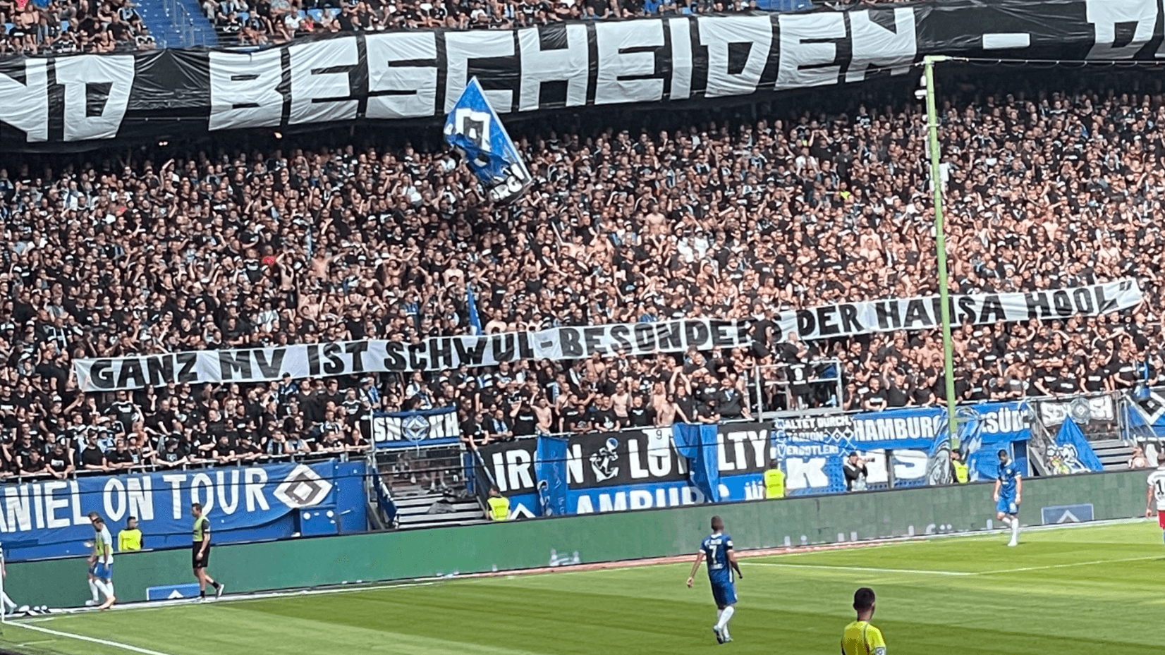 Homophobes Spruchband bei der Partie HSV gegen Rostock.