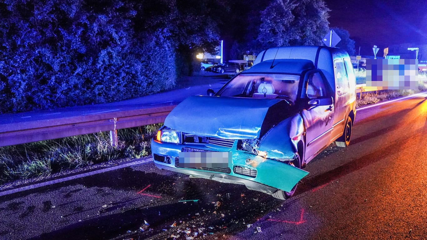 Der zerstörte VW Caddy am Unfallort: Weil er die geparkten Fahrzeuge nicht rechtzeitig sah, fuhr ein 19-Jähriger auf einen VW Polo auf.