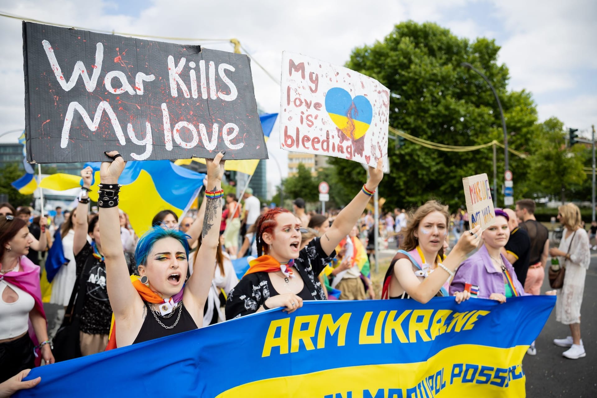 Demonstrierende fordern die Bewaffnung der Ukraine: Geflüchteten wurde auf dem CSD ein eigener Truck gestellt.