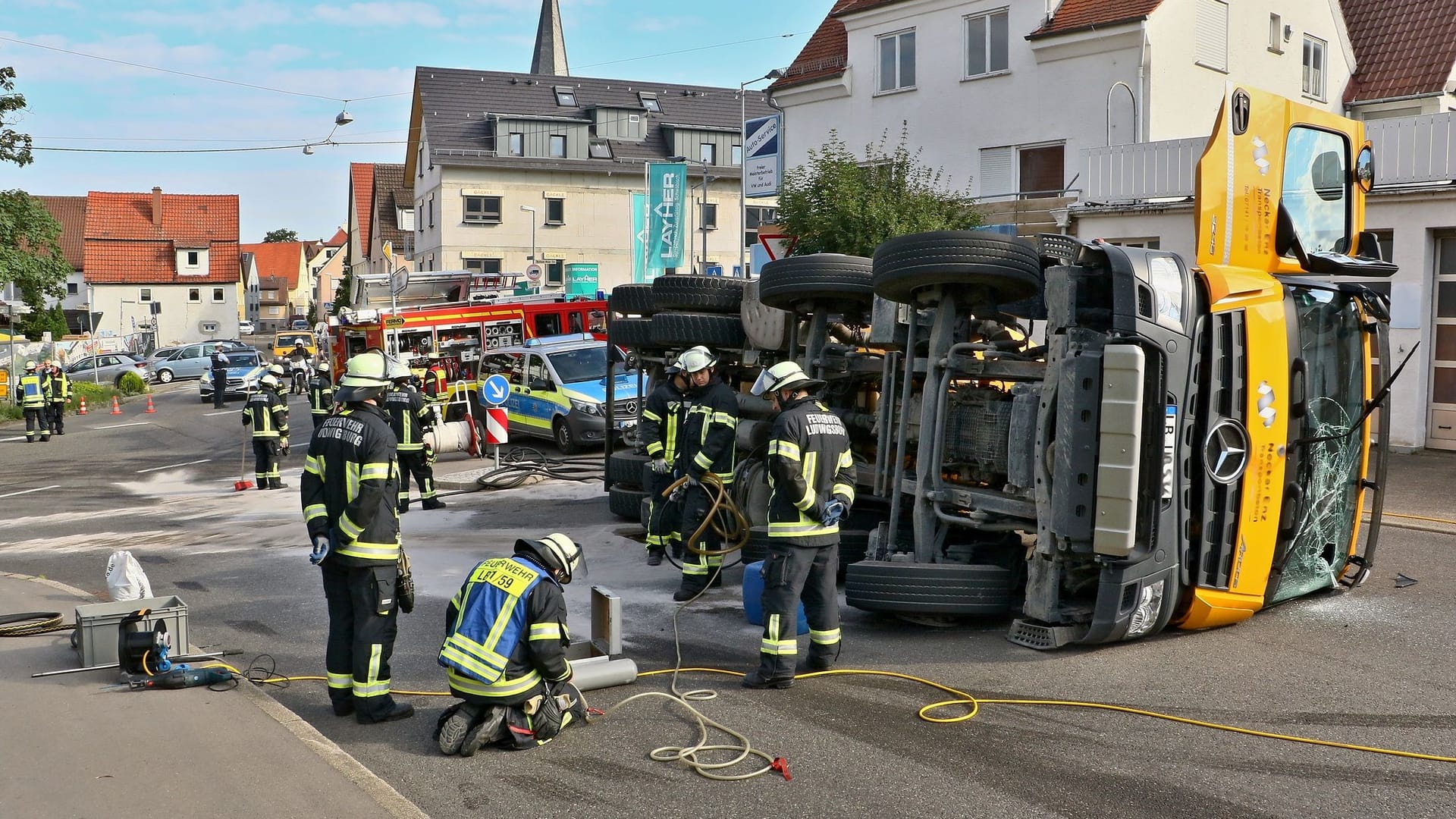 Ein stark beschädigter Betonmischer liegt auf der Seite: Der Unfall in Ludwigsburg hatte gravierende Folgen. Ein stark beschädigter Betonmischer liegt auf der Seite: Der Unfall in Ludwigsburg hatte gravierende Folgen.
