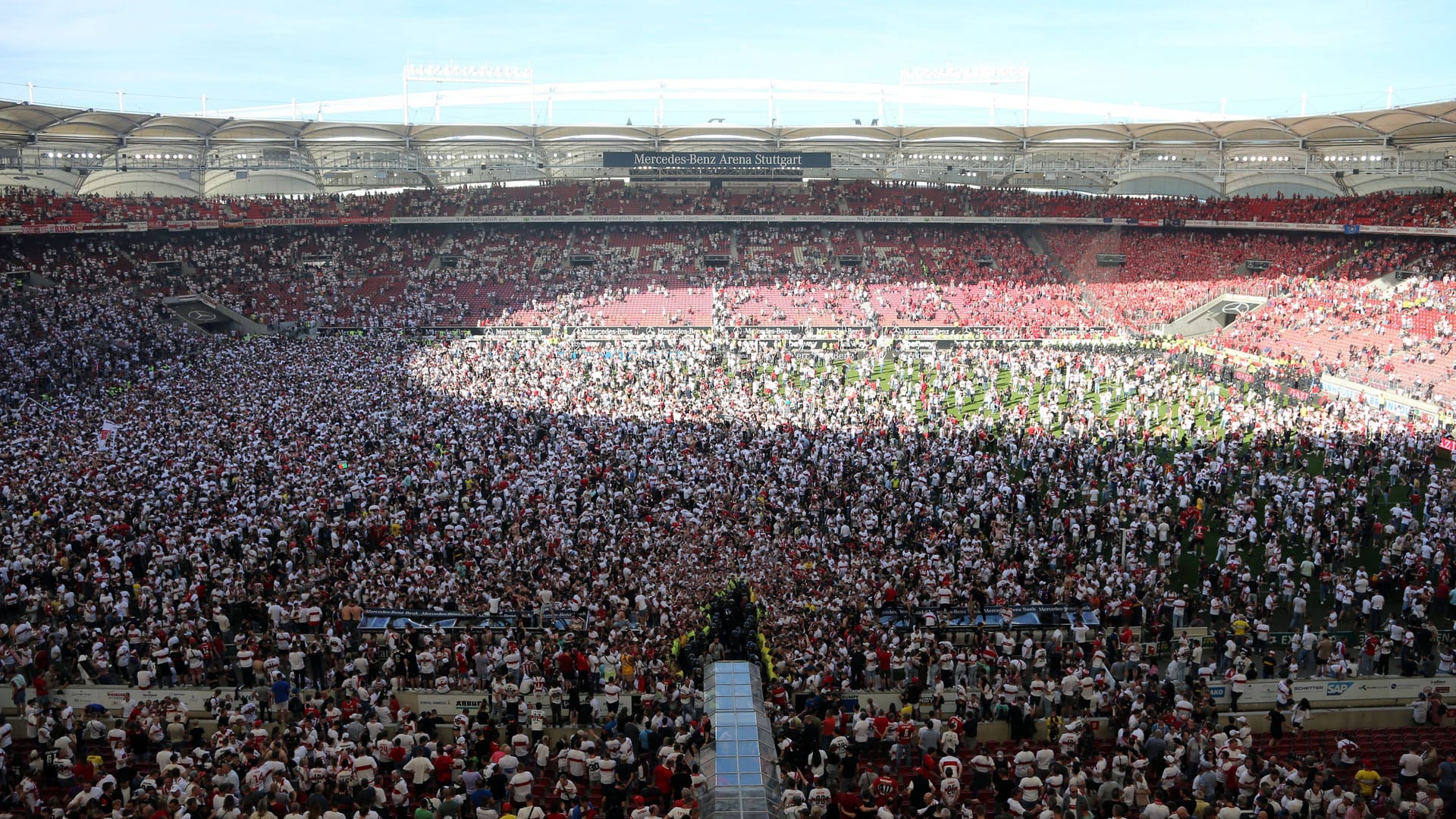 Fans des VfB Stuttgart stürmen nach dem Klassenerhalt den Platz (Archiv): Nach dem grandiosen Saisonfinale sind die VfB-Fans heiß auf die neue Saison. Los geht's an einem Sonntag gegen RB Leipzig. Fans des VfB Stuttgart stürmen nach dem Klassenerhalt den Platz (Archiv): Nach dem grandiosen Saisonfinale sind die VfB-Fans heiß auf die neue Saison. Los geht's an einem Sonntag gegen RB Leipzig.