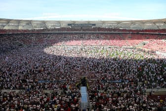 Fans des VfB Stuttgart stürmen nach dem Klassenerhalt den Platz (Archiv): Nach dem grandiosen Saisonfinale sind die VfB-Fans heiß auf die neue Saison. Los geht's an einem Sonntag gegen RB Leipzig.