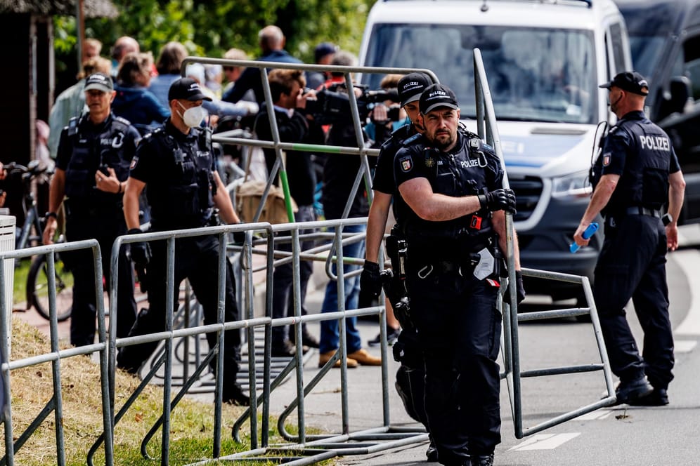 Polizisten sperren die Kirche, in der Finanzminister Lindner (FDP) und seine Frau heiraten wollen, mit Sperrgittern weiträumig ab.
