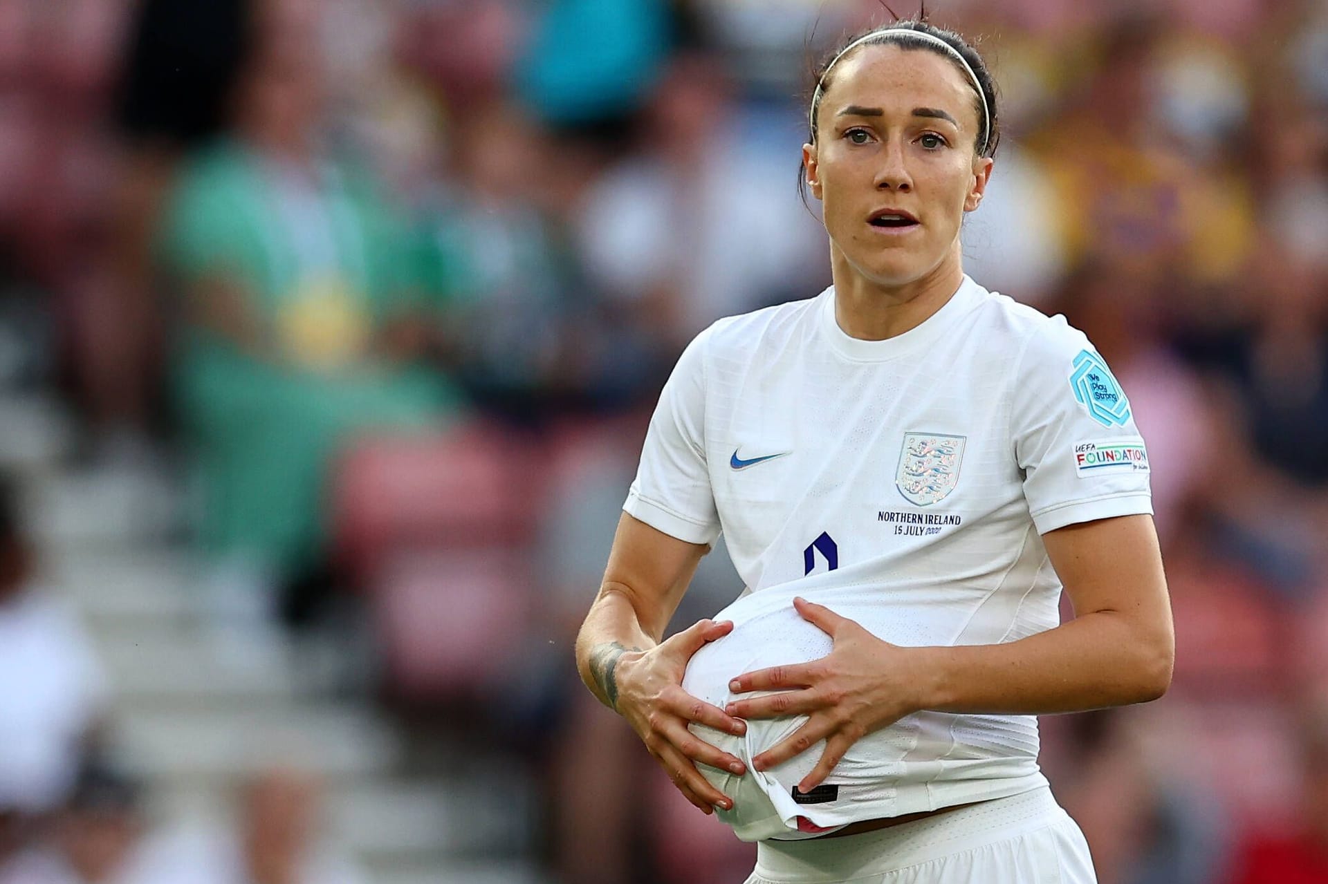 Englands Superstar Lucy Bronze: Die Verteidigerin erlebt eine Euphorie in ihrem Land von der die Deutschen nur träumen können.