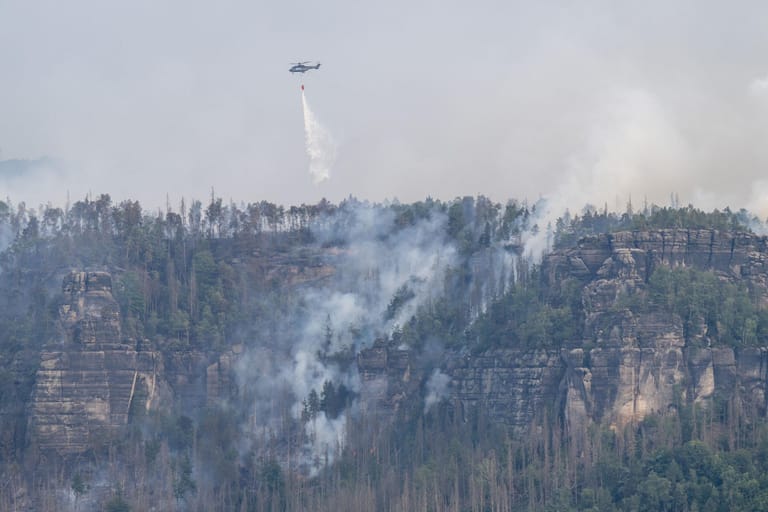Spektakuläre Löscharbeiten: Die Lage beim Waldbrand im Nationalpark Sächsische Schweiz hat sich verschärft, die Landschaft erschwert die Arbeiten der Einsatzkräfte.