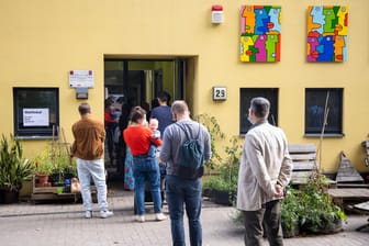 Warteschlange vor einem Berliner Wahllokal (Archiv): Noch nach der ersten Hochrechnung gaben zahlreiche Wähler ihre Stimmen ab.