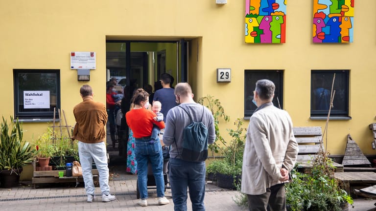 Warteschlange vor einem Berliner Wahllokal (Archiv): Noch nach der ersten Hochrechnung gaben zahlreiche Wähler ihre Stimmen ab.