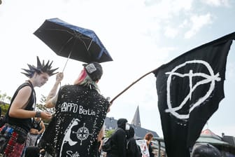 Anarchie auf Sylt: Die Demonstrierenden haben eine Botschaft für die Einheimischen und Urlauber der Insel.