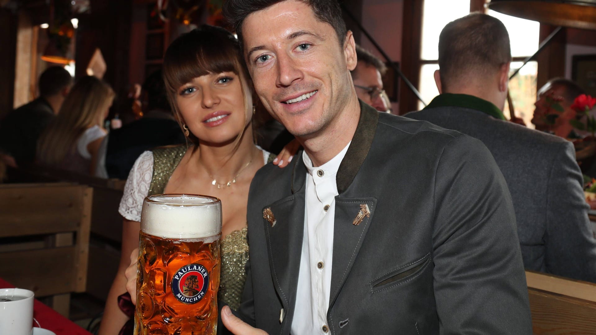 Robert Lewandowski mit seiner Ehefrau Anna auf dem Oktober fest 2019: Ob der Pole auch dieses Jahr dort gesichtet wird, ist unsicherer denn je.