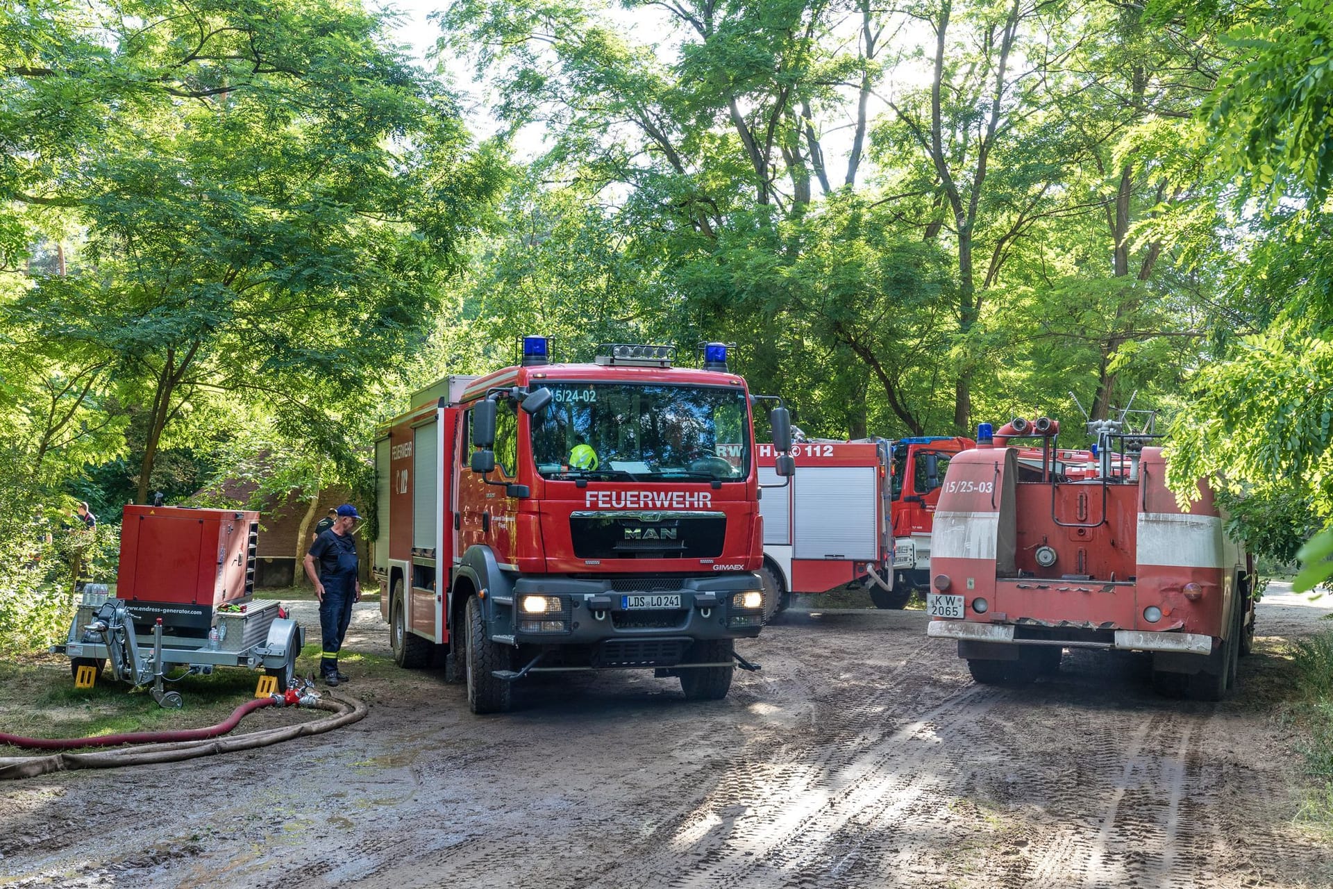 Einsatzfahrzeuge im Wald: Der mit Munition belastete Boden erschwert die Löscharbeiten.