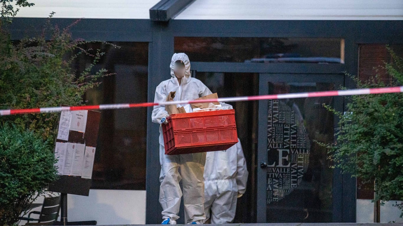 Polizeieinsatz nach dem Fund von zwei Leichen in der Geschwister-Scholl-Straße: Die Spurensicherung der Kriminalpolizei trägt Beweismittel aus dem Gebäude in der Stuttgarter City.