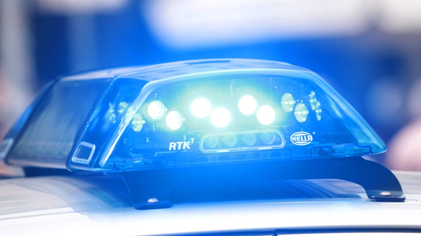 Einsatzwagen der Polizei (Symbolfoto): Zwei Täter haben einen Lieferservice in Bremen überfallen.