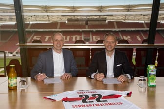 Moritz Collmar (links), Marketingleiter der Schwarzwaldmilch GmbH Freiburg, und Rouven Kasper, Vorstand Marketing & Vertrieb des VfB Stuttgart besiegeln die neue Partnerschaft.