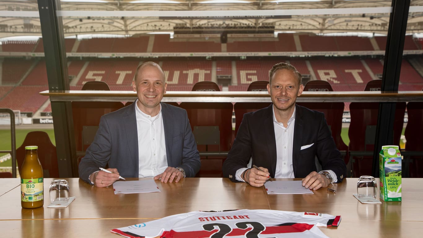 Moritz Collmar (links), Marketingleiter der Schwarzwaldmilch GmbH Freiburg, und Rouven Kasper, Vorstand Marketing & Vertrieb des VfB Stuttgart besiegeln die neue Partnerschaft.