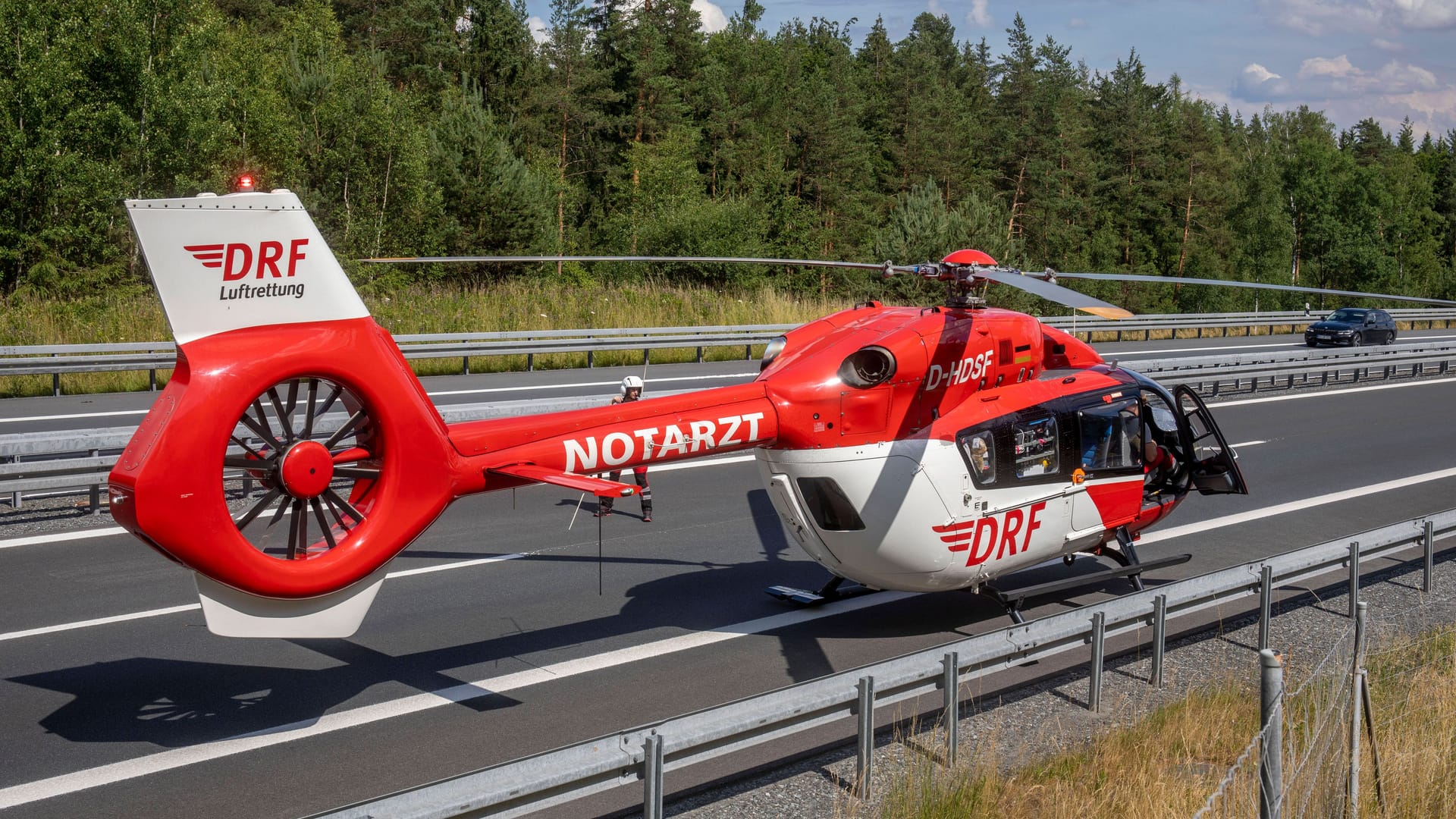 Ein Rettungshubschrauber ist auf einer Autobahn gelandet (Symbolbild): Bei einem Unfall wurde ein 70-Jähriger so schwer verletzt, dass er ins Krankenhaus geflogen werden musste. Ein Rettungshubschrauber ist auf einer Autobahn gelandet (Symbolbild): Bei einem Unfall wurde ein 70-Jähriger so schwer verletzt, dass er ins Krankenhaus geflogen werden musste.