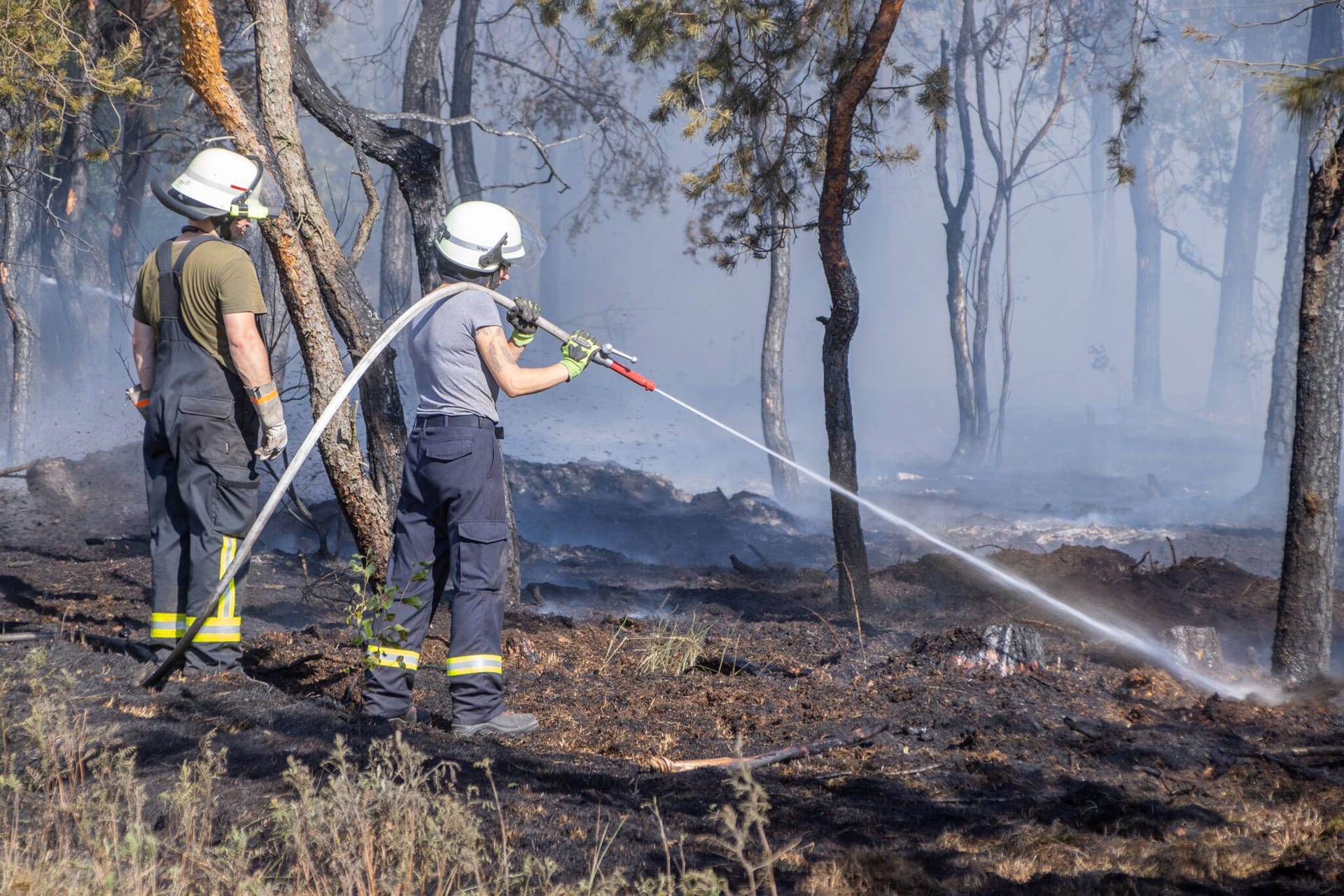 Feuerwehrmänner löschen einen Waldbrand (Symbolbild): Im ganzen Südwesten ist die Gefahr für solche Feuer auf höchster Stufe.