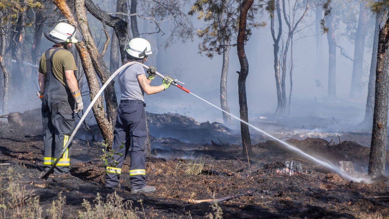 Feuerwehrmänner löschen einen Waldbrand (Symbolbild): Im ganzen Südwesten ist die Gefahr für solche Feuer auf höchster Stufe.