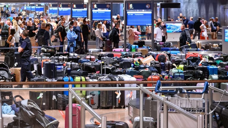 Zahlreiche Koffer lagern im Gepäckausgabe-Bereich in Hamburg: Wie viele andere Menschen suchten Jochen Brachmann und sein Partner tagelang nach ihrem Gepäck.