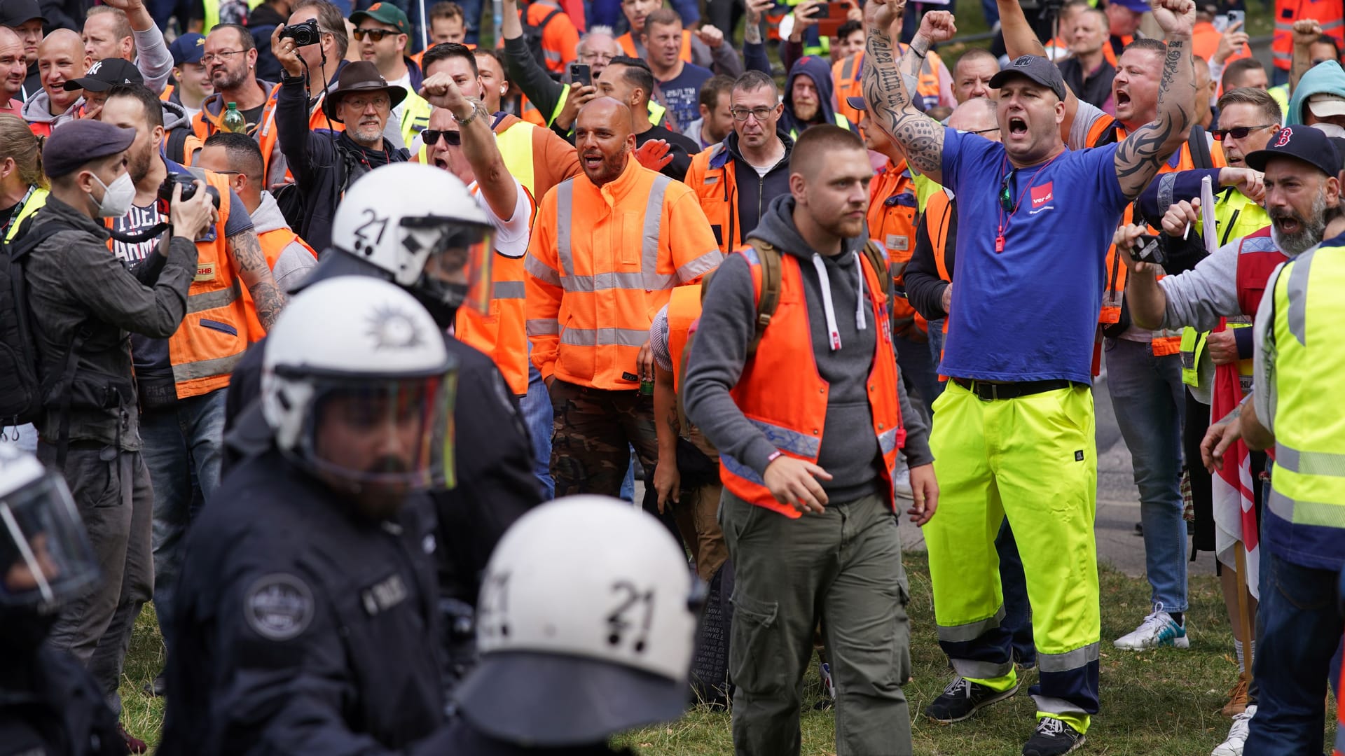 Hafenarbeiter beim Streik in Hamburg: Bei dem Protest ist es zum Einsatz von Pfefferspray gekommen. Hafenarbeiter beim Streik in Hamburg: Bei dem Protest ist es zum Einsatz von Pfefferspray gekommen.