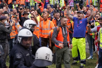 Hafenarbeiter beim Streik in Hamburg: Bei dem Protest ist es zum Einsatz von Pfefferspray gekommen.