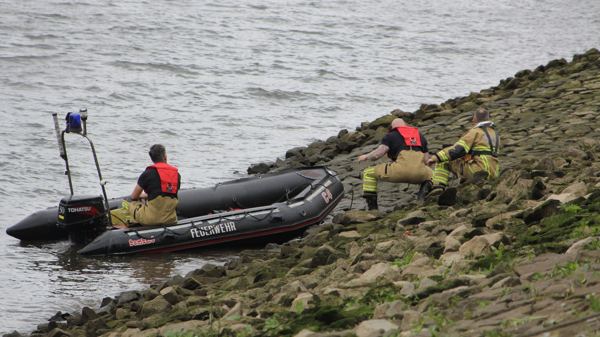 Kräfte der Feuerwehr waren mit einem Boot in der Weser im Einsatz. Kräfte der Feuerwehr waren mit einem Boot in der Weser im Einsatz.
