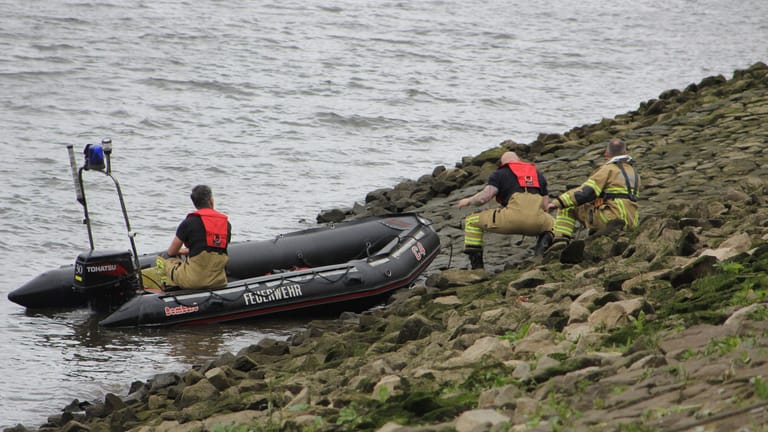Kräfte der Feuerwehr waren mit einem Boot in der Weser im Einsatz.