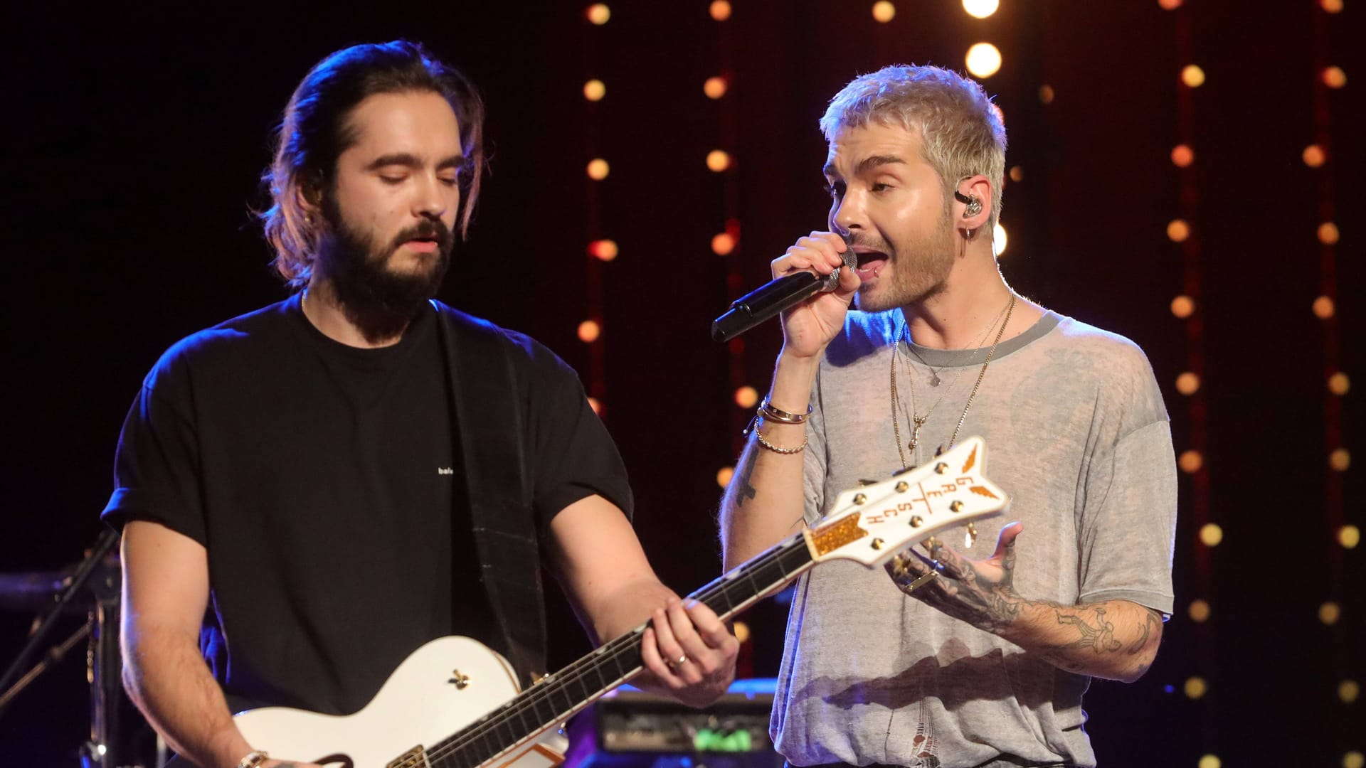 Tom und Bill Kaulitz von Tokio Hotel (Archivbild). Die Musiker planen den Kauf einer ehemaligen JVA in der Region Hannover.