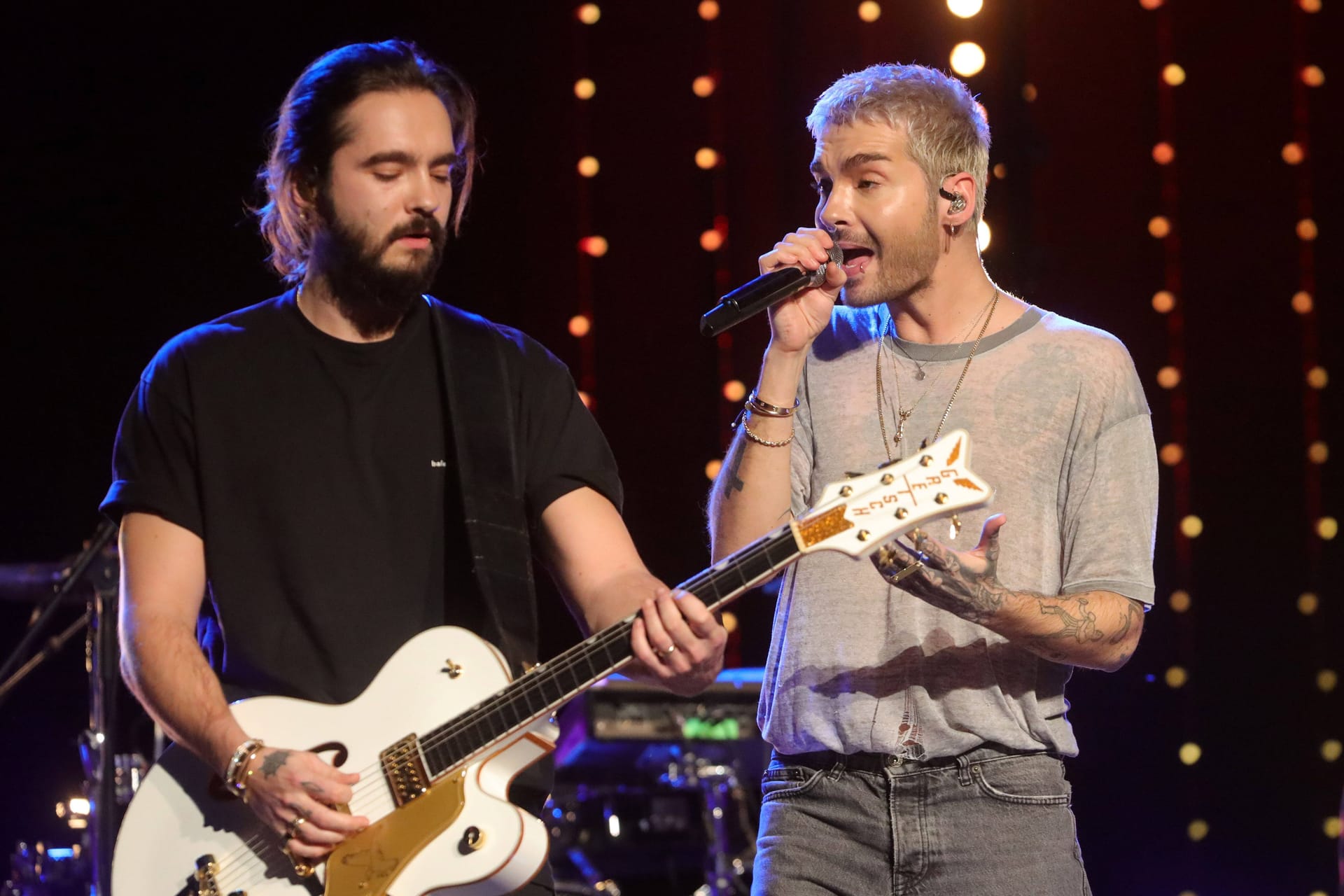 Tom und Bill Kaulitz von Tokio Hotel (Archivbild). Die Musiker planen den Kauf einer ehemaligen JVA in der Region Hannover.