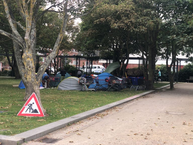 Das Lager der Punks in Westerland: Hier sind sie unmöglich zu übersehen. Immer wieder kommen Sylter und Touristen vorbei und schenken den Punkern Bierkisten.