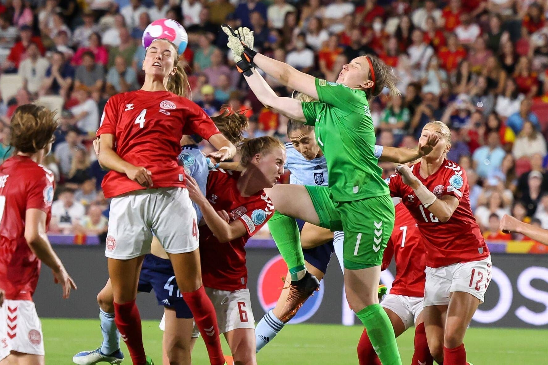 Im Mittelpunkt: Dänemarks Torhüterin Lene Christensen (M.) im Spiel gegen Spanien.