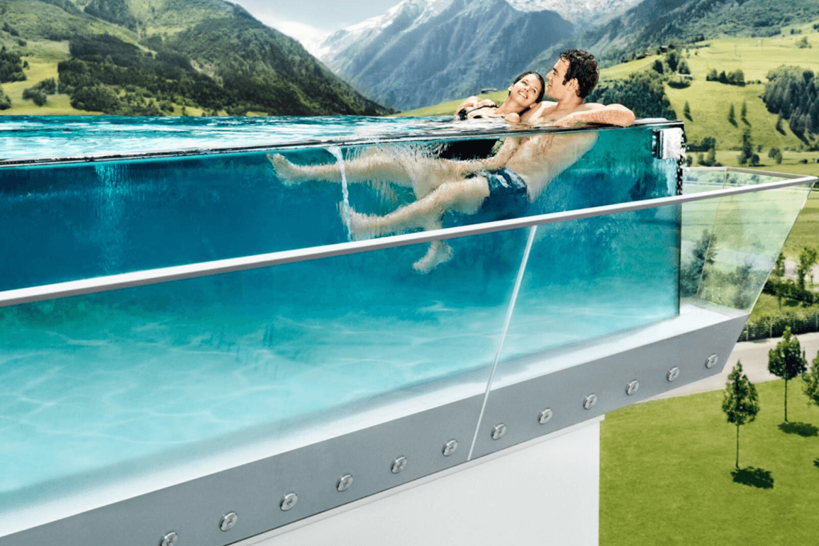 Wellness-Deal: Das Spa ist mit einem gläsernen Skylinepool ausgestattet.