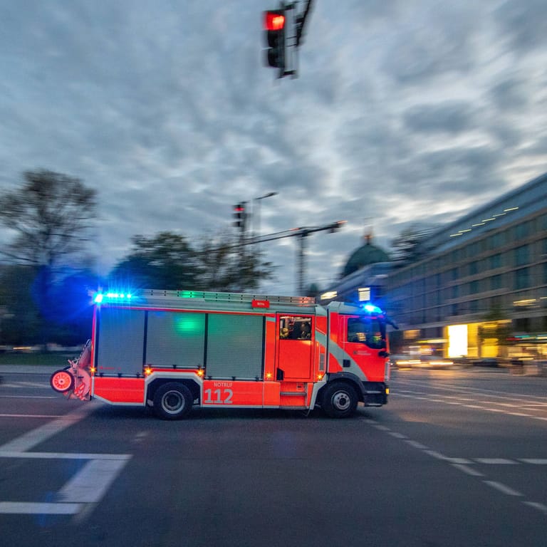 Löschfahrzeug der Feuerwehr (Symbolbild): In der Nacht werden vor der Justizvollzugsanstalt vier Wagen gelöscht.